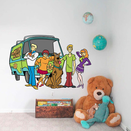 Naklejka na ścianę SCOOBY DOO brygada Scooby Doo przed autobusem 90 cm na 60 cm  